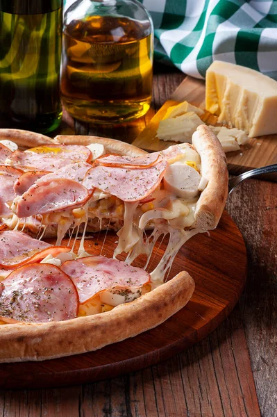 Pizza Lombo Estilo Brasileiro Com Mussarela Corações Palma Milho Pedaço — Fotografia de Stock