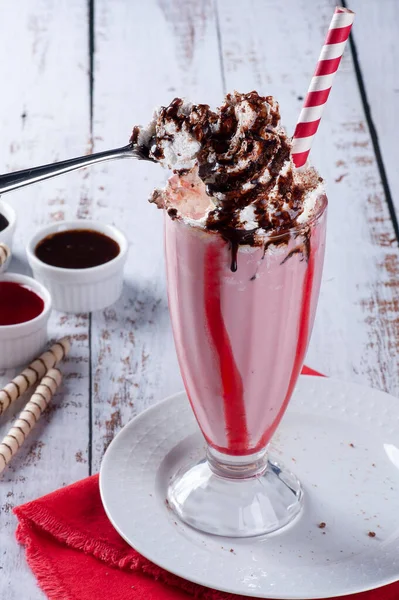 Beau Verre Milkshake Aux Fraises Avec Crème Fouettée Sauce Chocolat — Photo