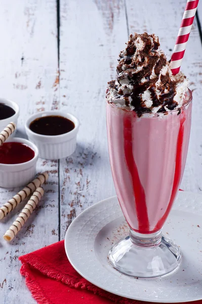 Beau Verre Milkshake Aux Fraises Avec Crème Fouettée Sauce Chocolat — Photo