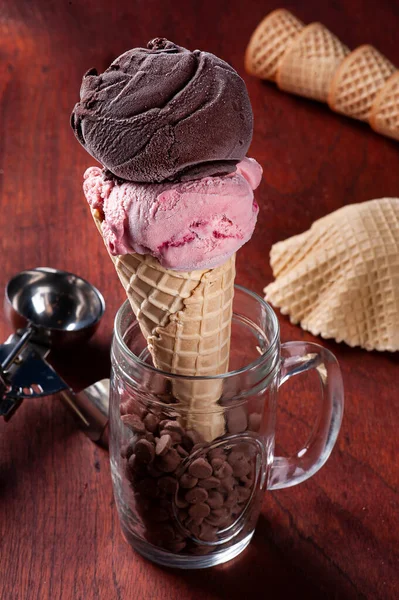 Glace Chocolat Fraise Dans Cône Gaufre Sur Fond Bois Espace — Photo