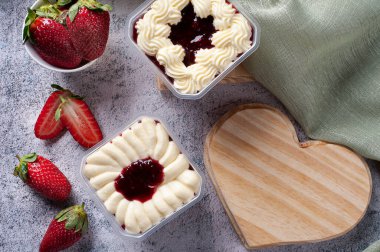 Teslimat için tencerede çilekli pasta. Üst Manzara. Boşluğu kopyala.