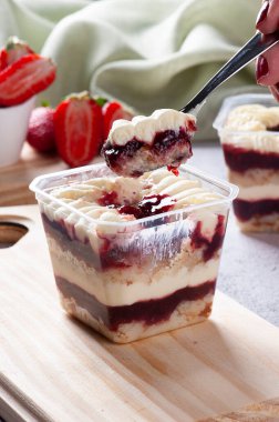 Teslimat için tencerede çilekli pasta. Boşluğu kopyala.