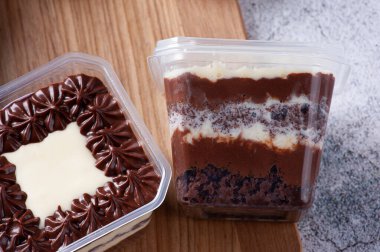 Teslimat için saksıda çikolatalı pasta. Boşluğu kopyala.