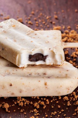 Beyaz çikolatayla kaplı ve fındık kremalı vanilyalı dondurma. Buzlu şeker.