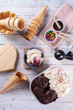 Meyveli yoğurtlu dondurma ve çikolatalı dondurma teslimat kutusunda birlikte. Koni ile kompozisyon.