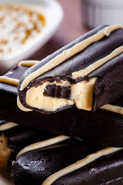 Sorvete Coberto Com Chocolate Chocolate Gelados Recheados Sabor Maracujá — Fotografia de Stock