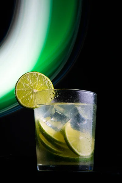 Brasilianischer Cocktail Namens Caipirinha Mit Zitronen Eis Und Zuckerrohrschnaps Auf — Stockfoto
