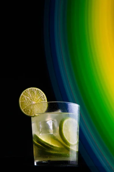 Brasilianischer Cocktail Namens Caipirinha Mit Zitronen Eis Und Zuckerrohrschnaps Auf — Stockfoto