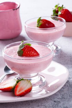 Cam kasede taze çilekli lezzetli çilek kreması..