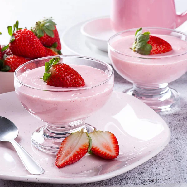 Heerlijke Aardbeienmousse Glazen Kom Met Verse Aardbeien — Stockfoto