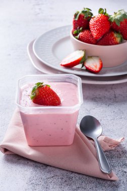 Plastik bardakta taze çilekli nefis çilek..