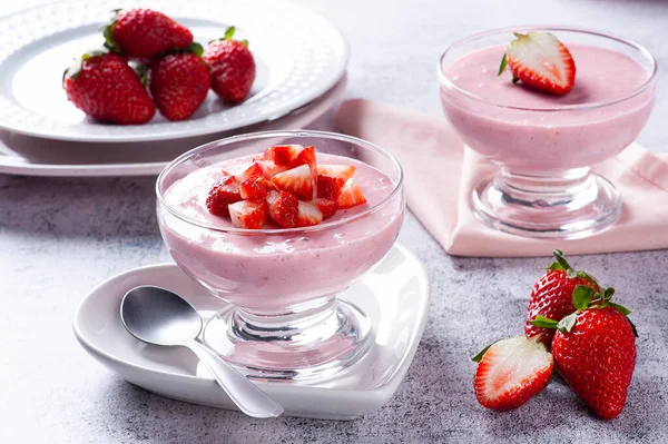 Läcker Jordgubbsmousse Glasskål Med Färska Jordgubbar — Stockfoto