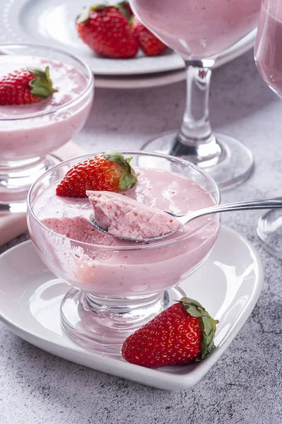 Heerlijke Aardbeienmousse Glazen Kom Met Verse Aardbeien — Stockfoto