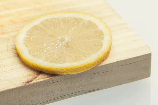 Citroen segment op een tafel — Stockfoto