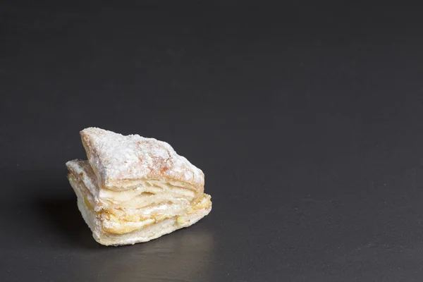 クリーム、粉砂糖とパイ生地のケーキ — ストック写真