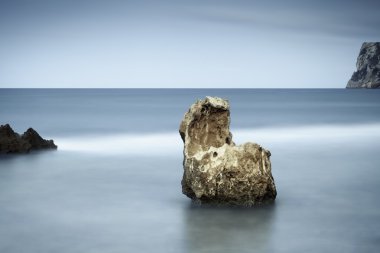 Bulutlar ve gündoğumu üzerinde dalgaların deniz manzarası arka plan
