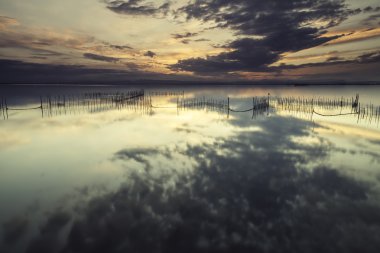 Bulutlar ve gündoğumu üzerinde dalgaların deniz manzarası arka plan