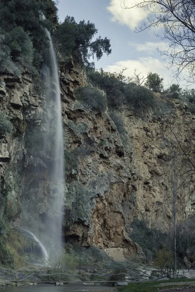 Landschaft mit Wasserfall — Stockfoto