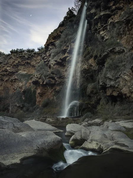 Landschaft mit Wasserfall — Stockfoto