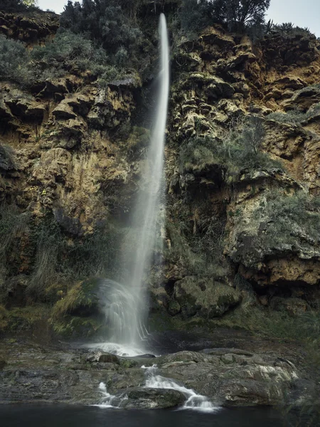 Landschaft mit Wasserfall — Stockfoto