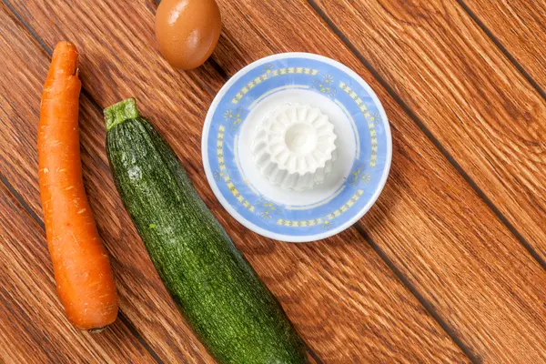 Ingredienti per un'insalata di zucchine — Foto Stock