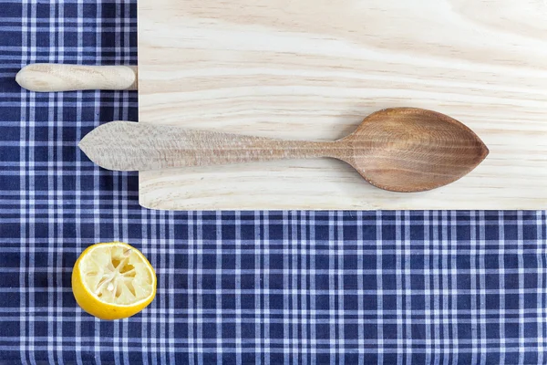 Tisch und Kochlöffel auf blauer Tischdecke — Stockfoto