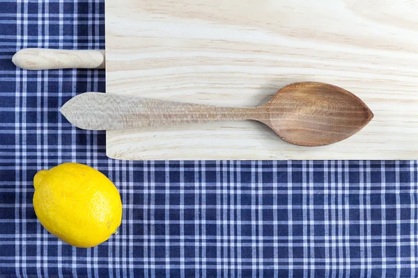 Tisch und Kochlöffel auf blauer Tischdecke — Stockfoto