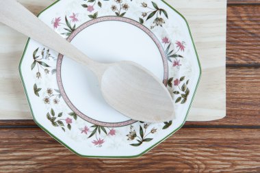 Tahta kaşık ve çatal üzerinde ahşap masa seti