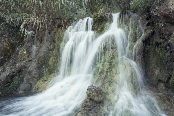 Wasserfall, Seideneffekt. Wasserfall im Herbst — Stockfoto