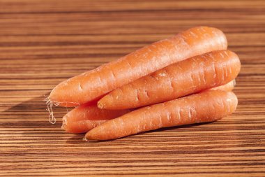 havuç ahşap bir tezgah üzerinde kümesi