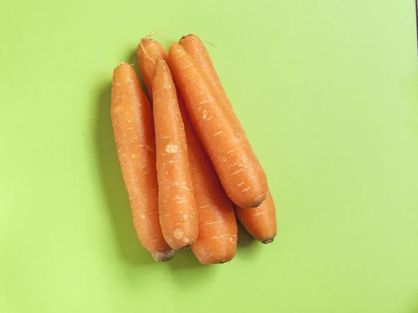 Satu set wortel di atas meja hijau — Stok Foto