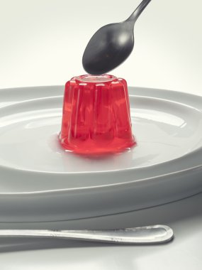 Jelatin bir tabak üzerinde