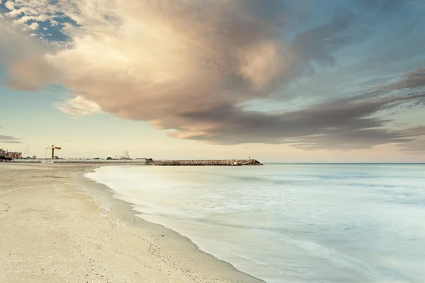 Spiaggia di sabbia con onde del mare — Foto Stock