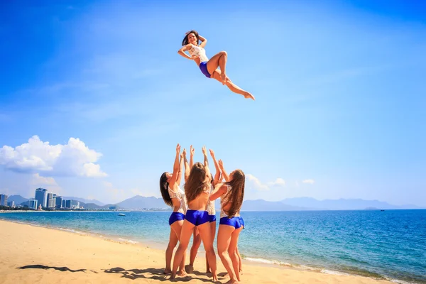 Cheerleaders realiza dublê Cesta Toss — Fotografia de Stock