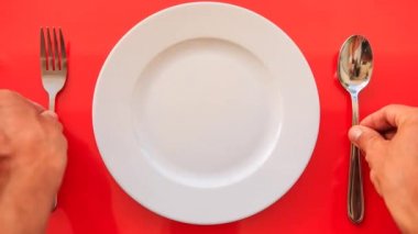 çatal ve kaşık el koymak