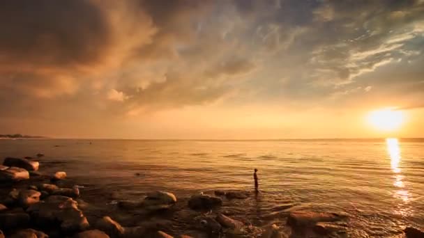 岩石的海岸上空的日落全景 — 图库视频影像