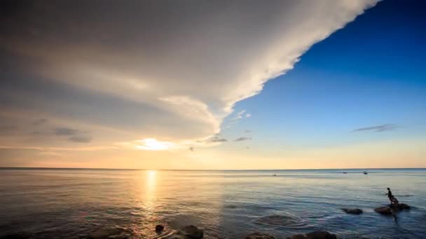 Fiskare på stranden vid solnedgången — Stockvideo