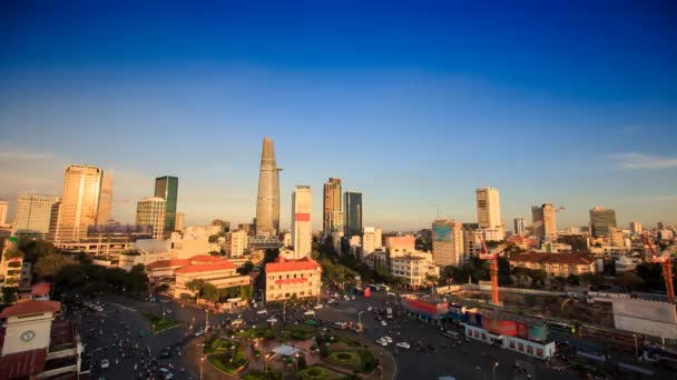 Busy traffic on Saigon square — 图库视频影像