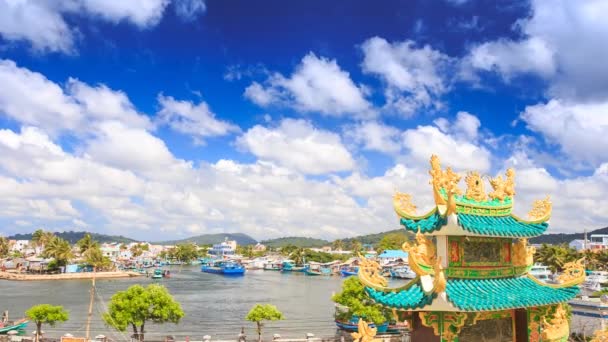 Bateaux dérivant dans la baie d'azur et la pagode — Video