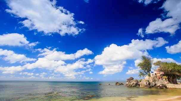 Nuvens no céu azul acima do mar — Vídeo de Stock