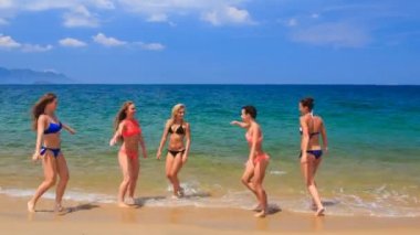 farklı renkli Bikinili kızlar amigo kızlar