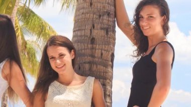 palm Beach yakınındaki ince kız