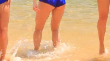 suda uzun ince kadın bacakları