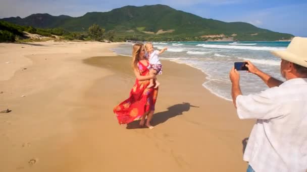 Büyükbaba, anne ve kızı plajda — Stok video