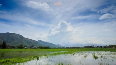 Sakin nehirde yansıyan bulutlar