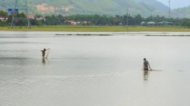 Erkekler kova Irmağı'ile yürüme