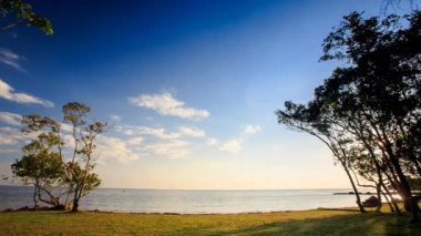 bulutlar masmavi deniz üzerinde hareket