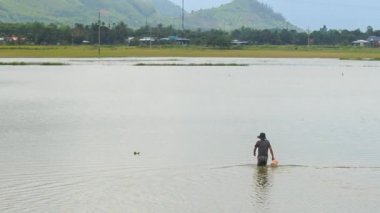 kova Irmağı'ile yürüyen adam