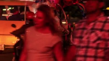 Vietnamca resort şehir trafiğinde gece