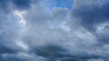gri ve koyu mavi cumulus bulutları